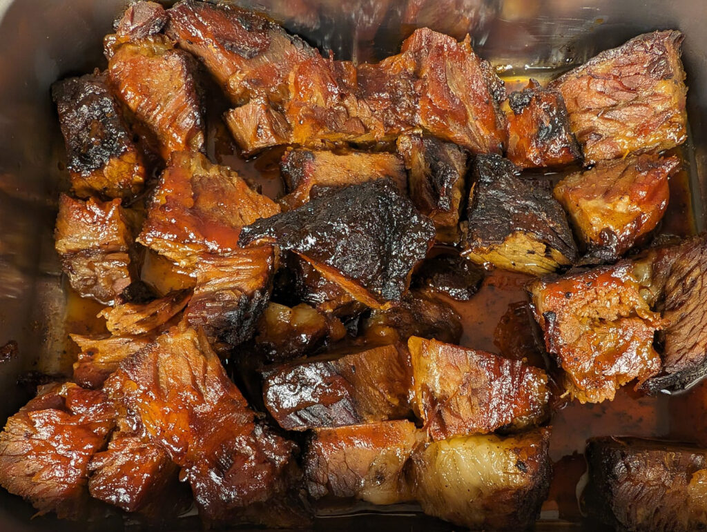 brisket burnt ends met glanzende laklaag van bbq-saus