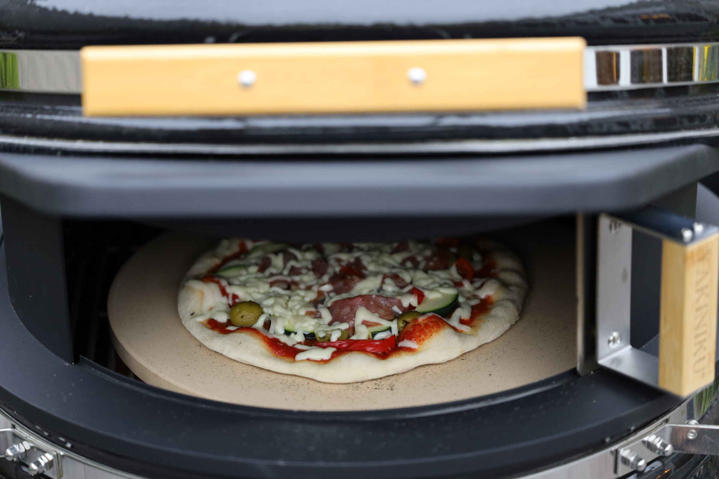 Pizza bakken op de kamado bbq