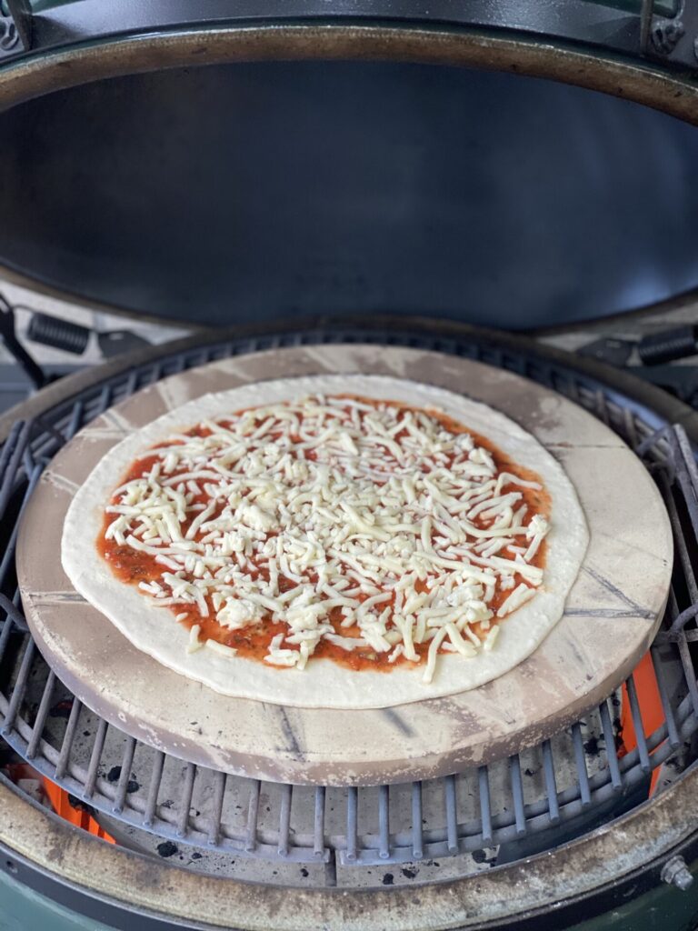Pizza margherita op de kamado