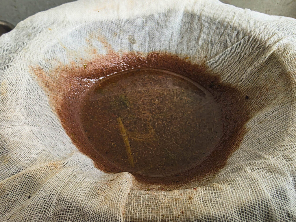 Zelfgemaakte runderbouillon passeerdoek