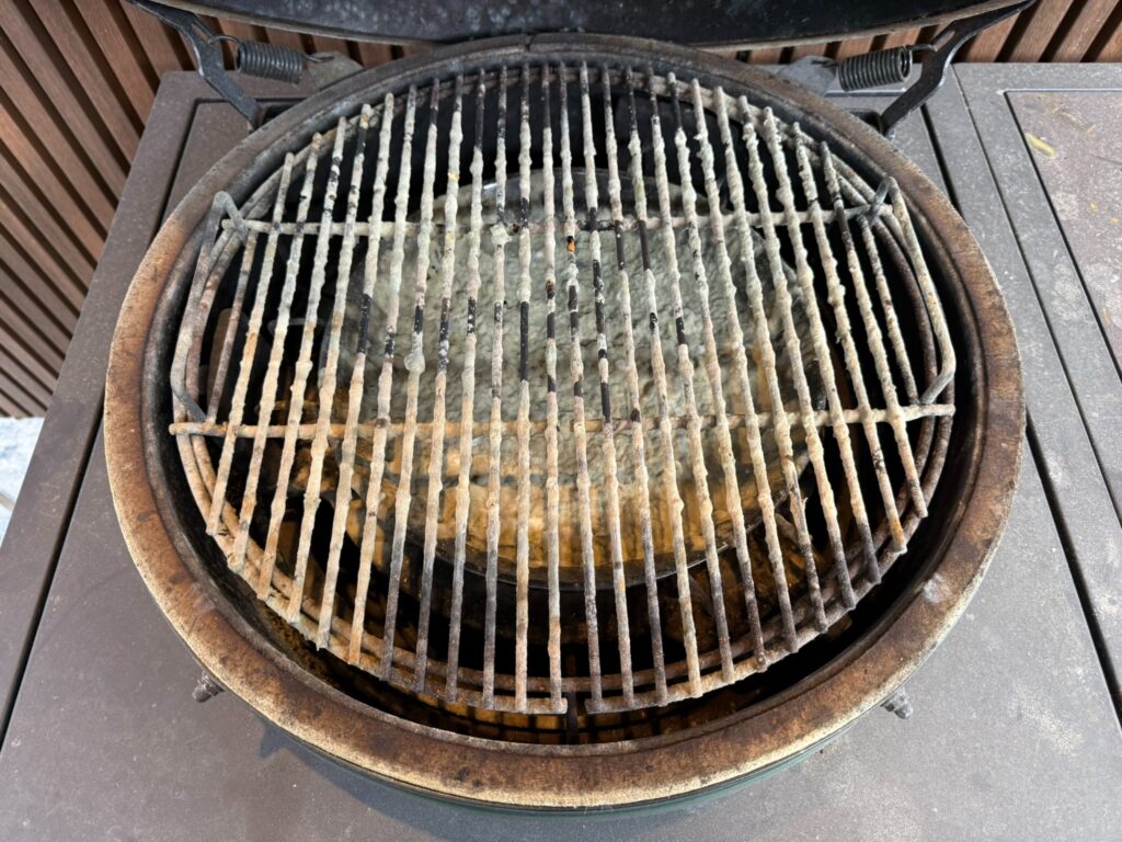 Kamado beschimmeld van binnen