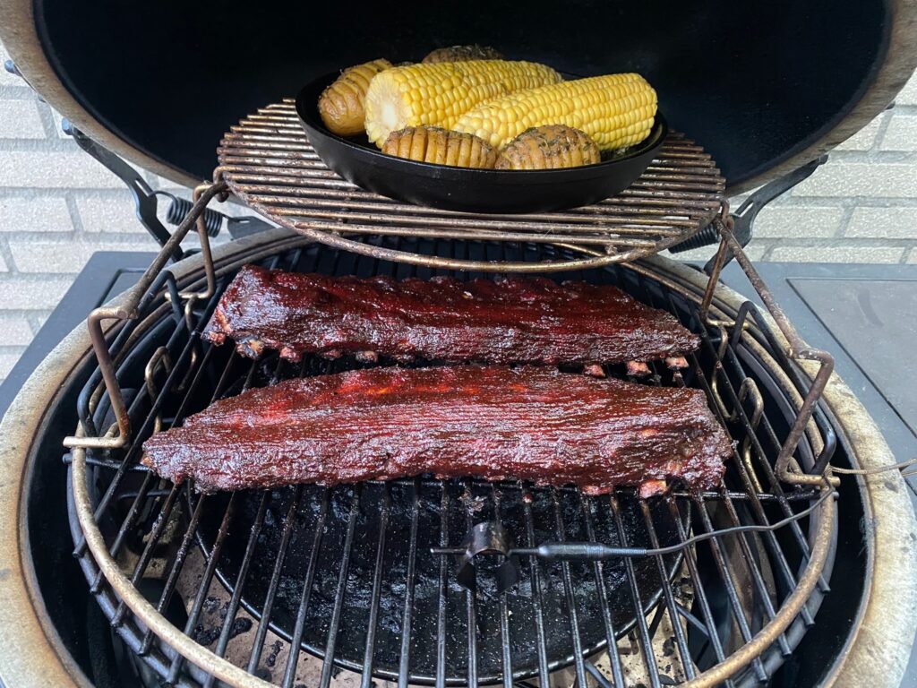 Low slow op de kamado spareribs mais hasselback aardappels
