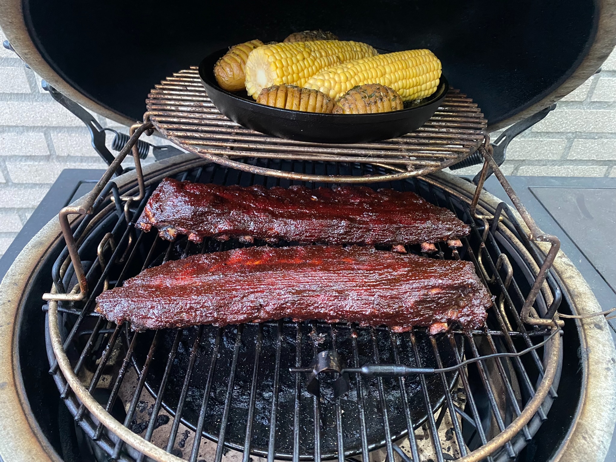 Low slow op de kamado spareribs mais hasselback aardappels