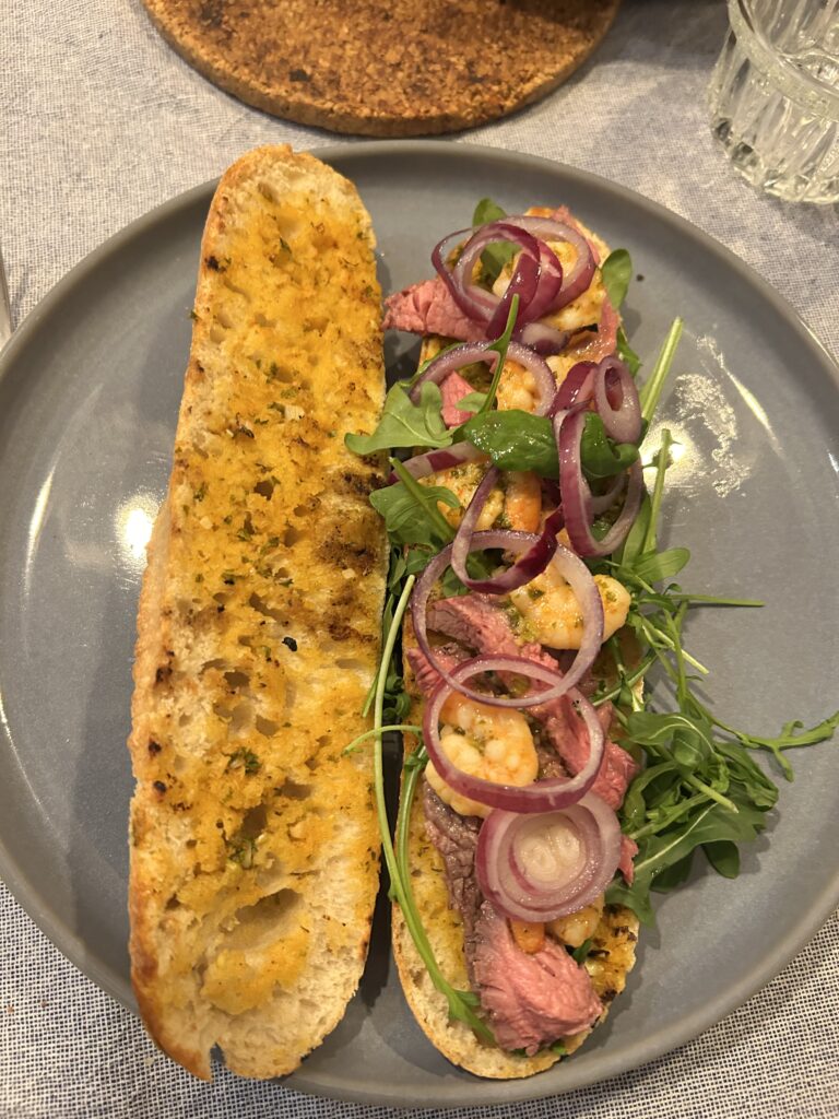 Surf en Turf Sandwich met Cowboy Boter review van Ralph Hergaarden
