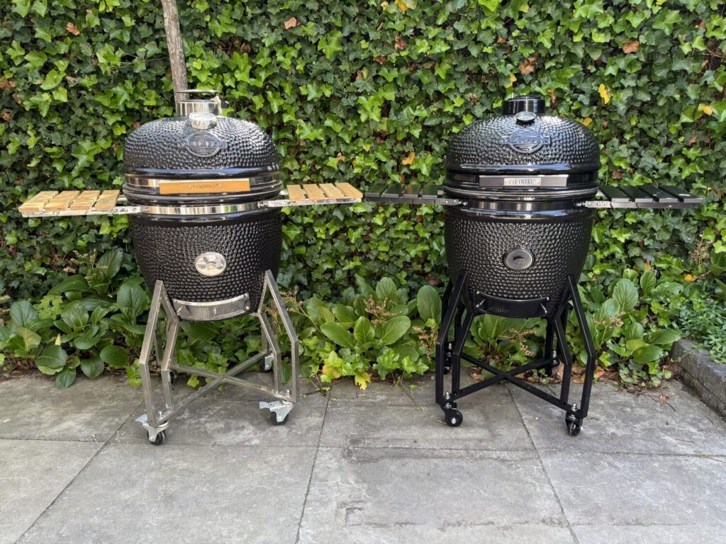 Yakiniku Black Edition naast de reguliere Yakiniku Large kamado met RVS en bamboe