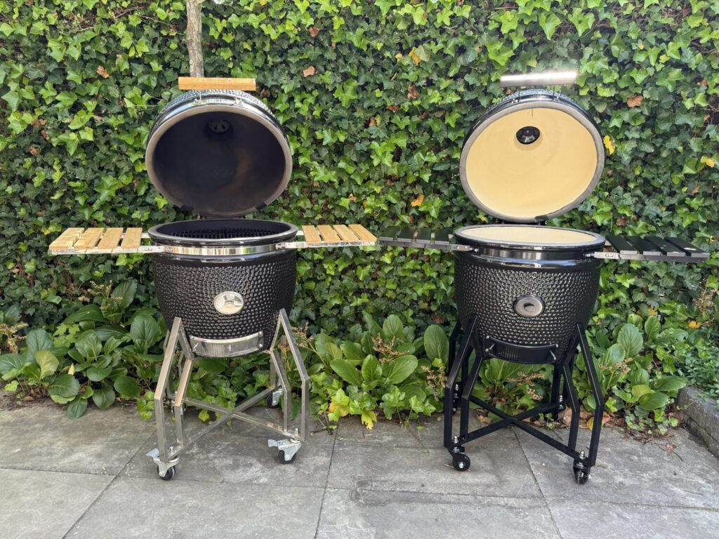 Nieuwe Yakiniku Black Edition met nog lichte binnenkant naast een ingebrande Yakiniku met zwarte roetlaag, beide deksels open