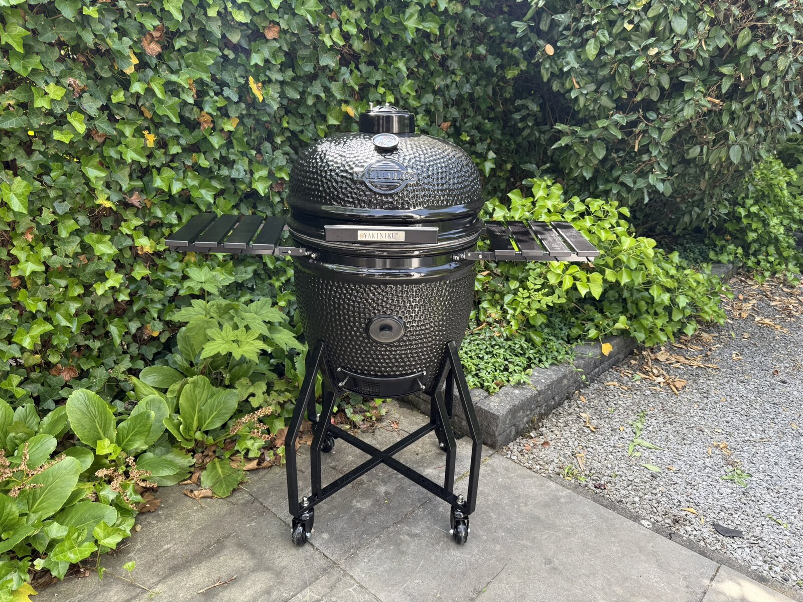 Yakiniku Large Kamado Black Edition review, volledig zwarte keramische kamado in de tuin