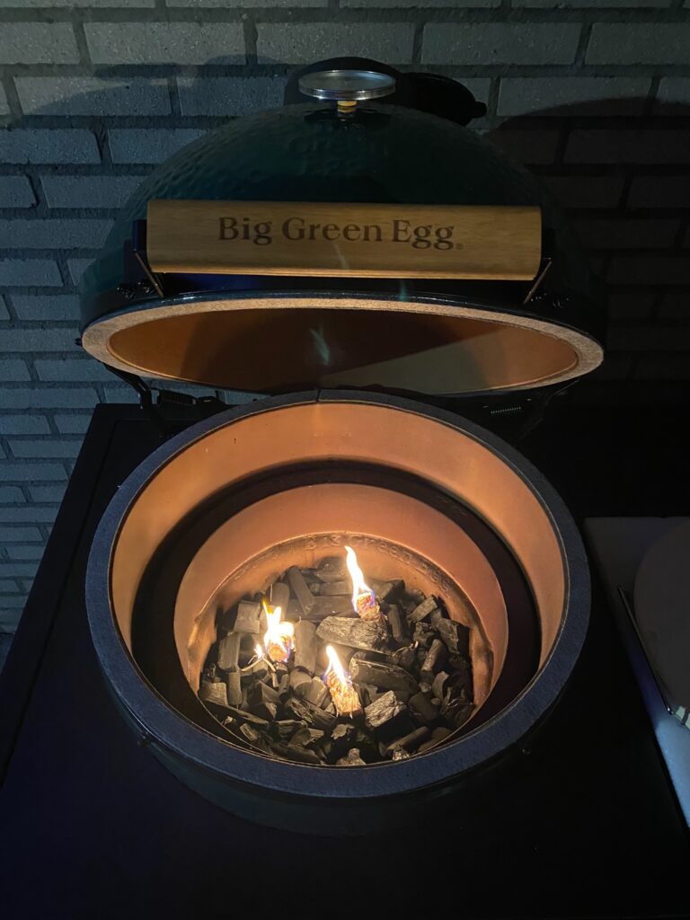 kamado aansteken met drie aanmaakwokkels tussen de houtskool (Big Green Egg)