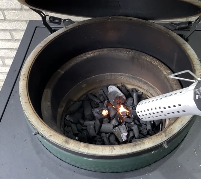 kamado aansteken met een elektrische Looftlighter op de houtskool