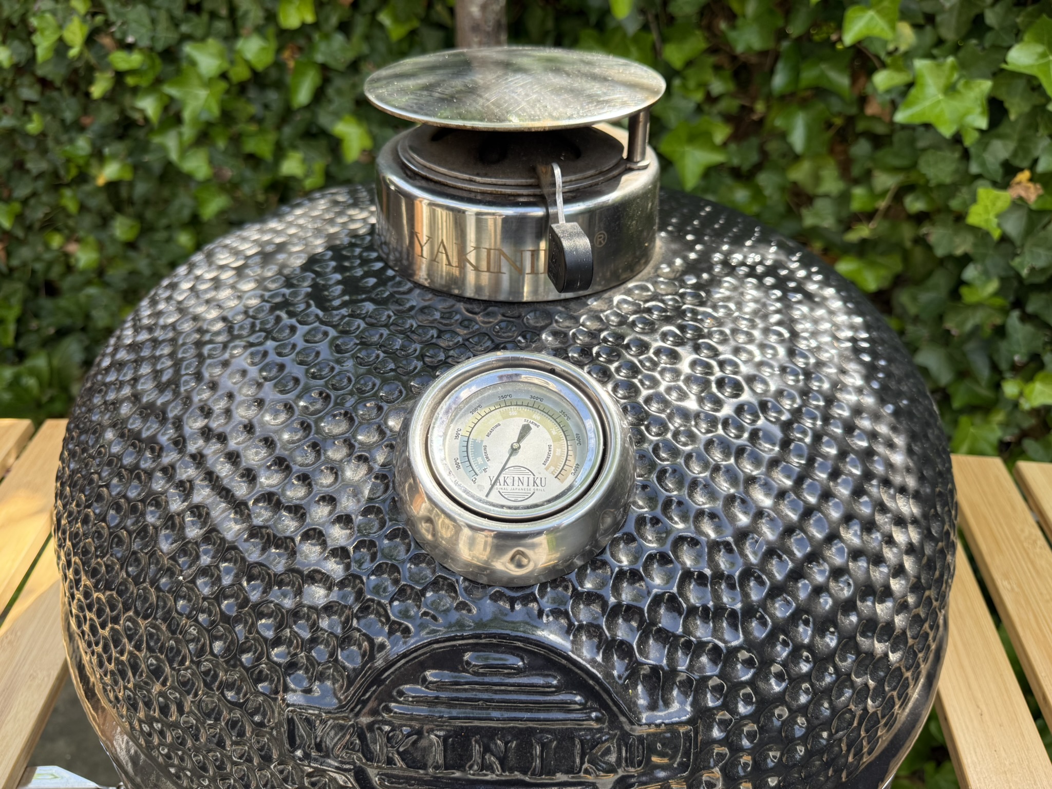 Topvent van de reguliere Yakiniku kamado met regenkap en het zwarte hendeltje dat je met de blote hand kunt bedienen
