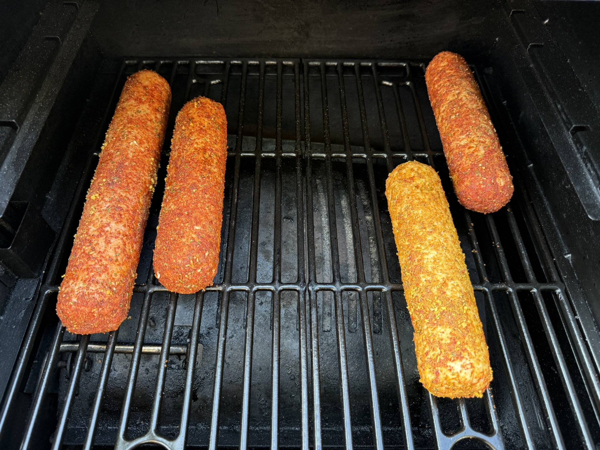 Grillworst en kipgrillworst afgrillen op pellet smoker