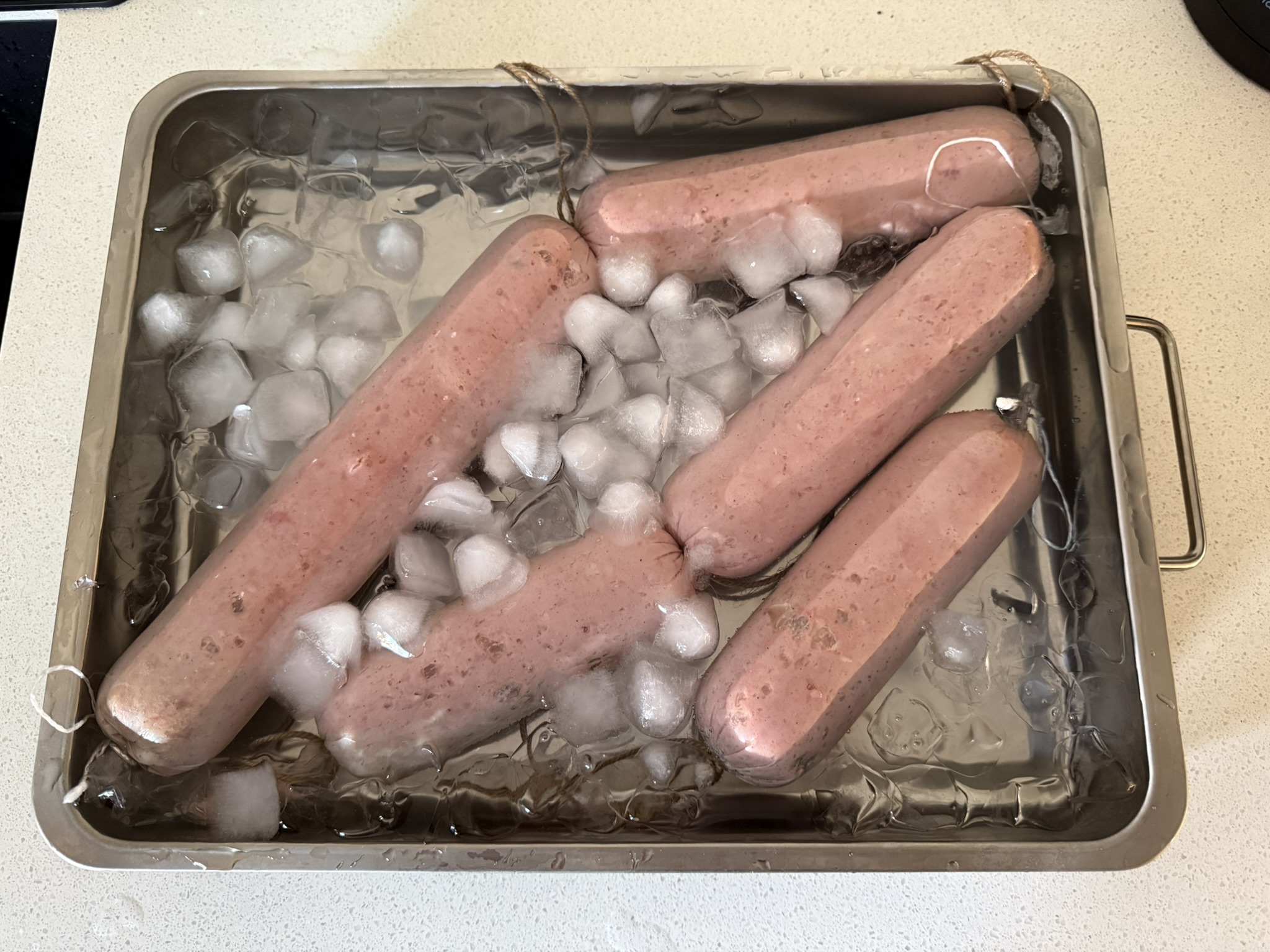 Kipgrillworst afkoelen in ijswater na garing