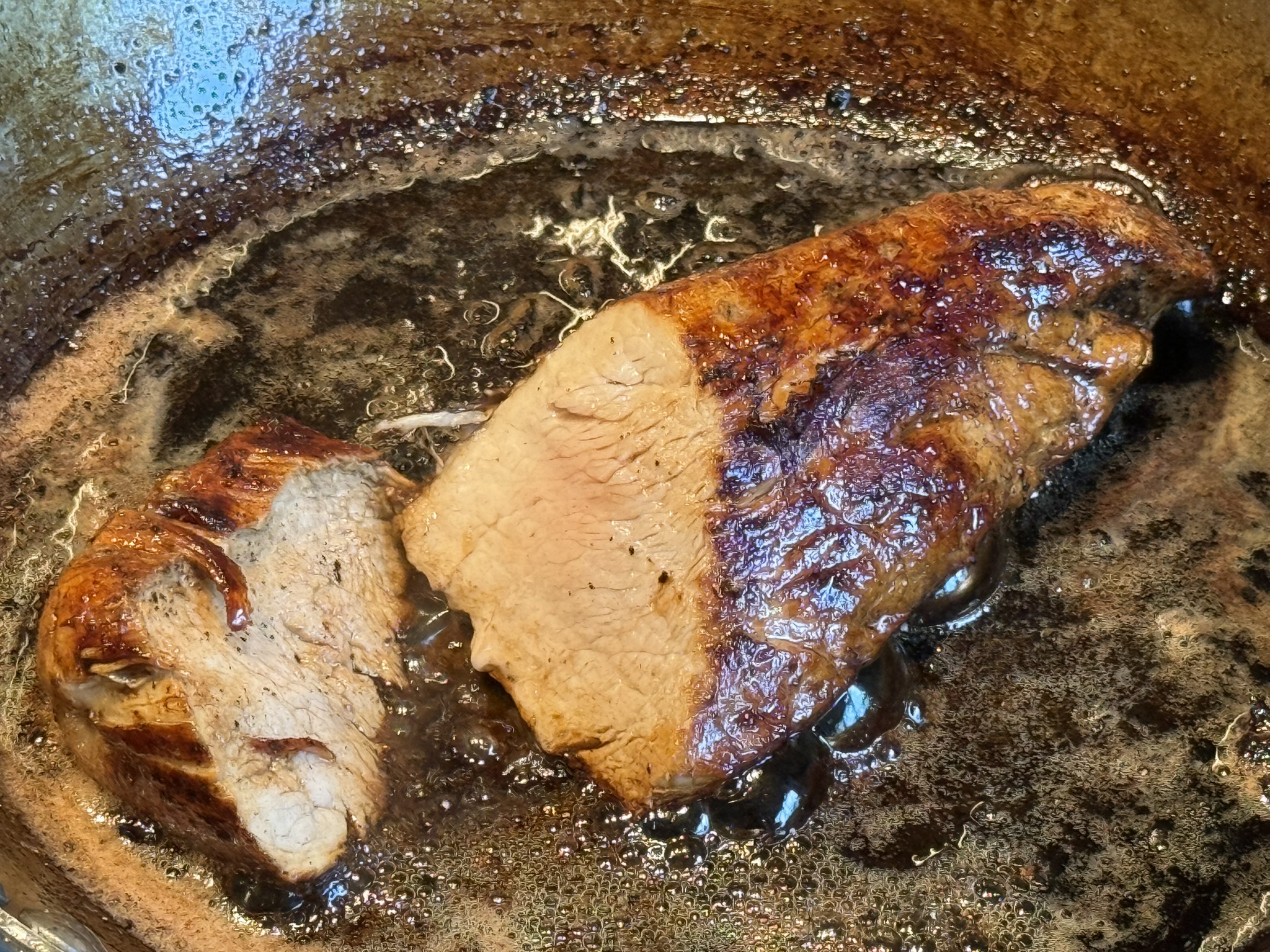 Varkenshaas in skillet met roomboter
