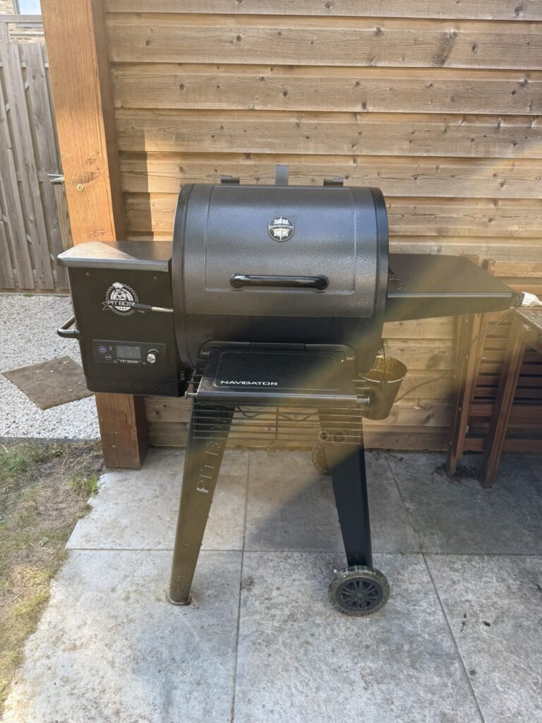 Pit Boss Navigator 550 pelletgrill met gesloten deksel in de tuin