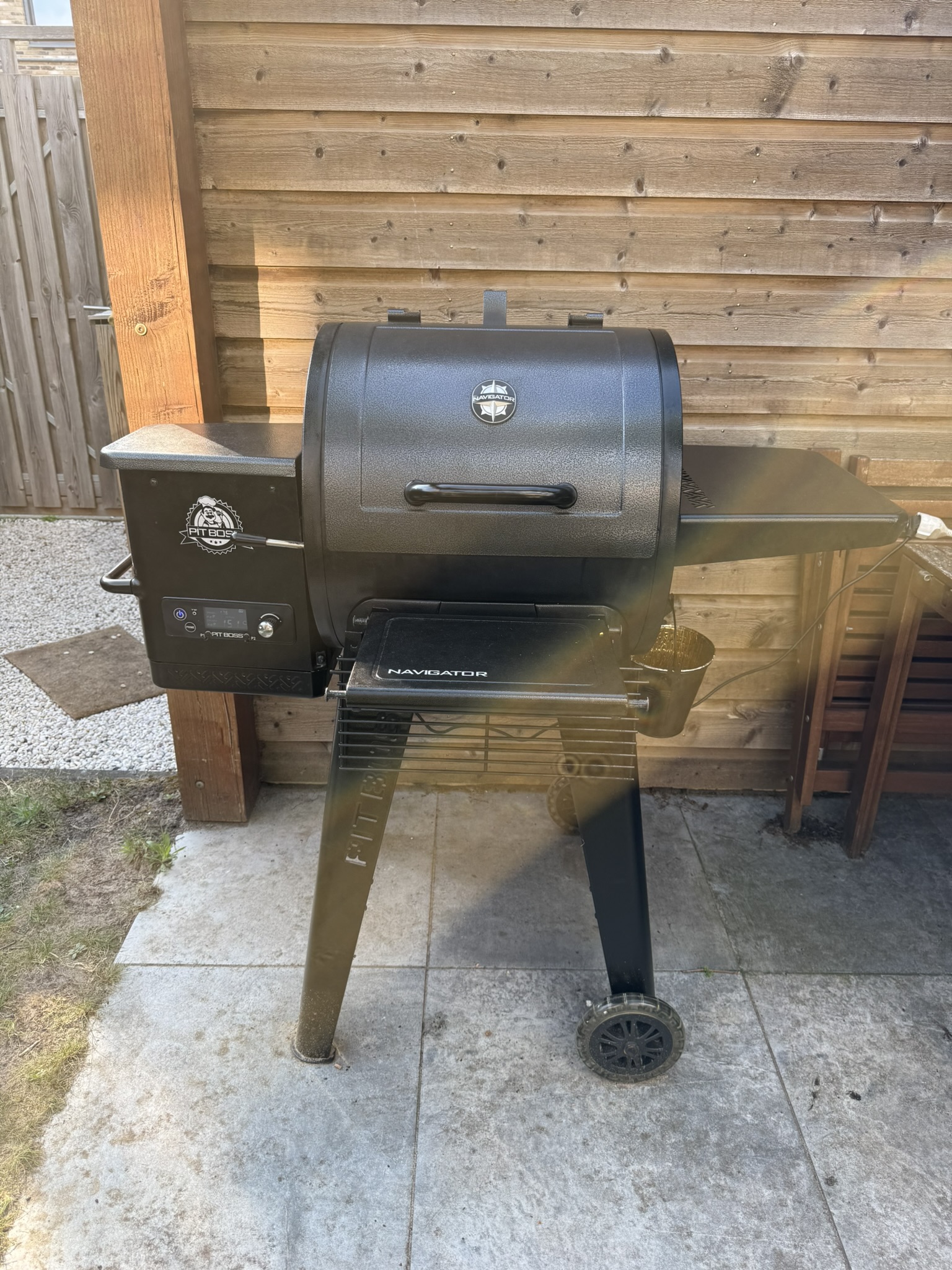 Pit Boss Navigator 550 pelletgrill met gesloten deksel in de tuin