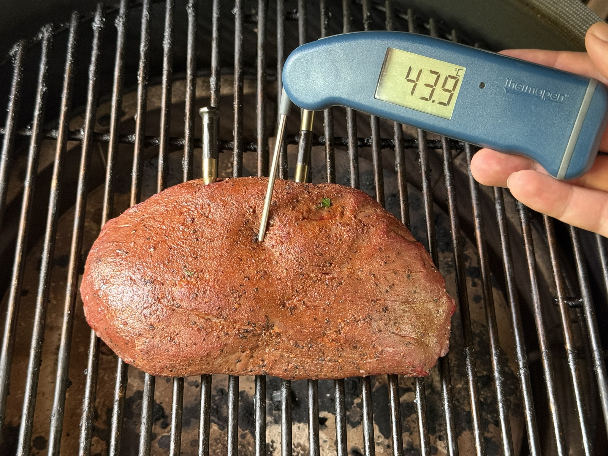 Kernthermometer wijst 43,9 graden aan in de rosbief op de bbq
