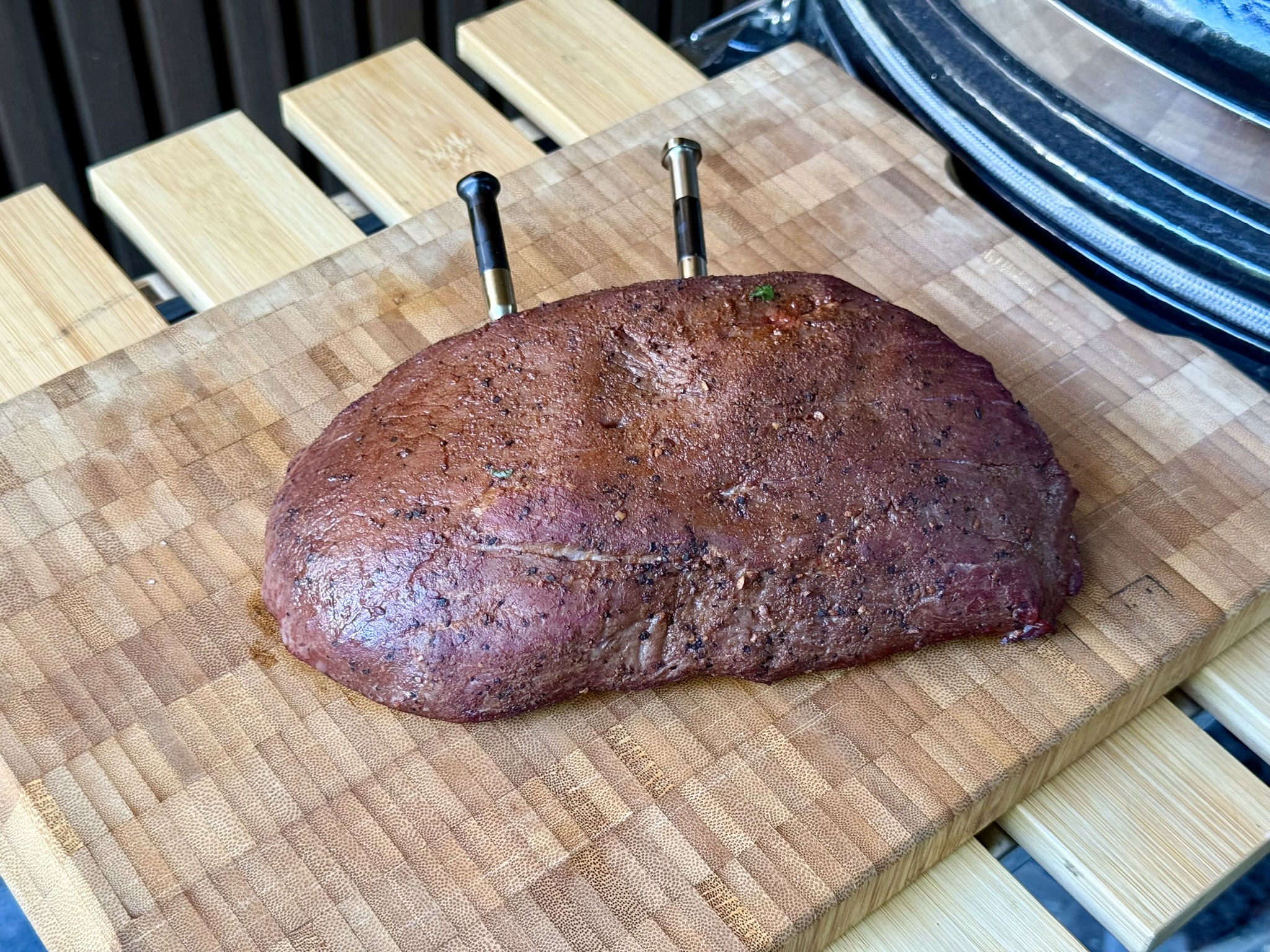 Rosbief na de indirecte fase, nog zonder grillstrepen, klaar om af te grillen